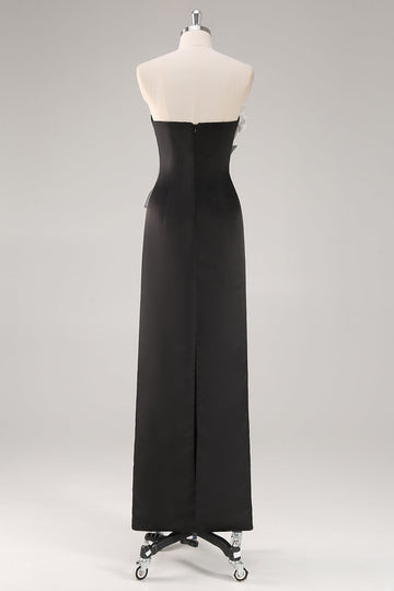 Vestido de invitada de boda sin tirantes con vaina negra con flores 3D